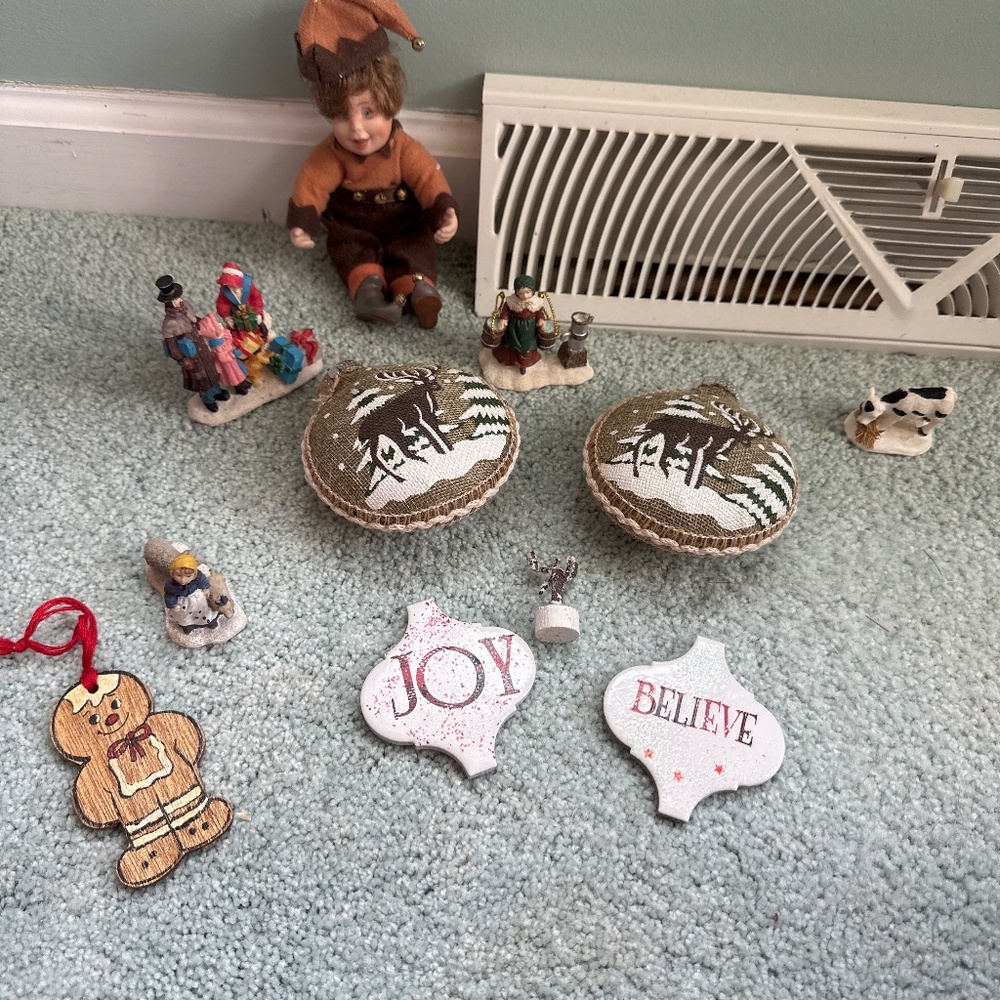 Lot of 11 Christmas ornaments